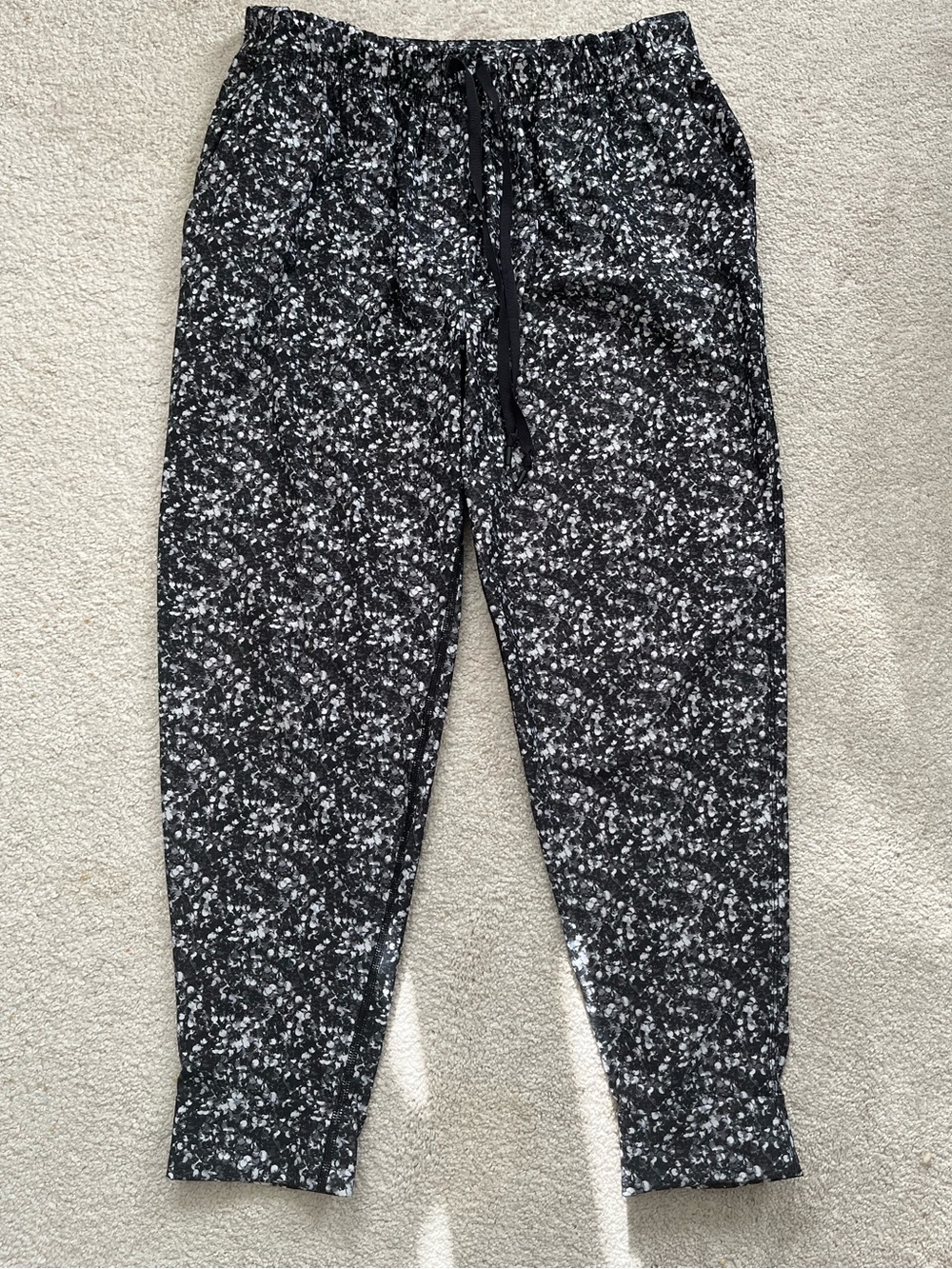 Lululemon Athletica Black & White Speckled 7/8 Length Joggers